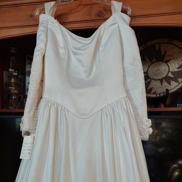 New with Tags Classy Basque Waist Ivory Off Shoulder Bridal Gown Dress sz 14 - Picture 3 of 16